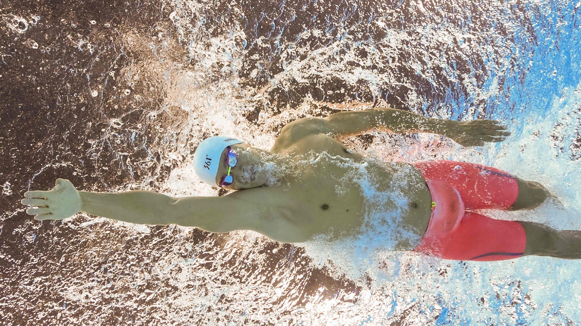 _极地冰川徒步：感受大自然的震撼_，极地冰川主要在南极还是北极